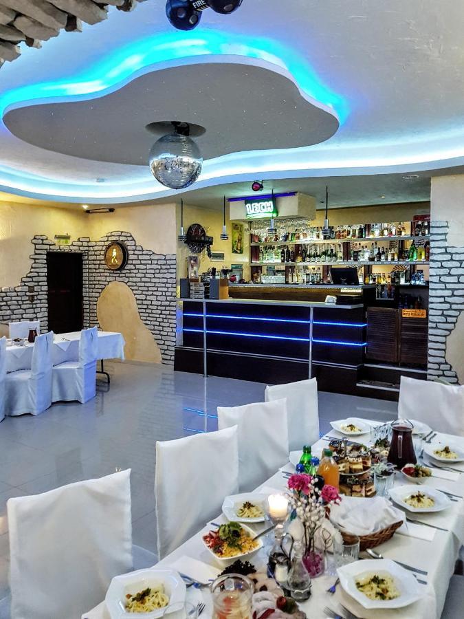 Willa-Restauracja Victoria Ostrowiec Świętokrzyski エクステリア 写真